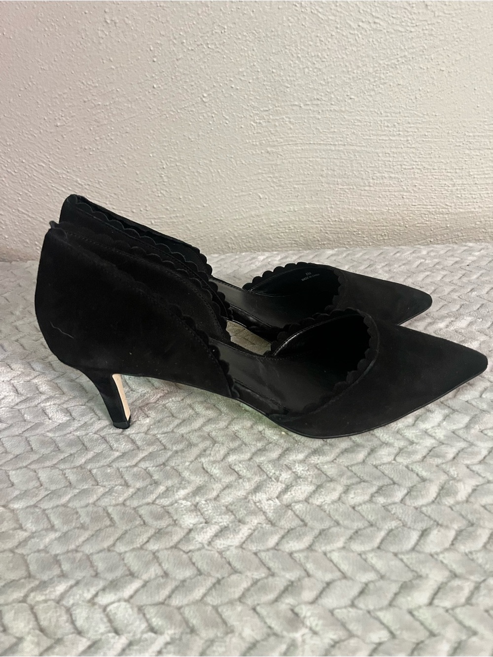 Pella Moda Black Scalloped Pointed-Toe Kitten Heel Pumps
